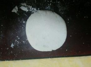掌心搓圆  用手按成像水饺皮那样