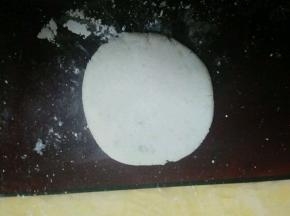掌心搓圆  用手按成像水饺皮那样