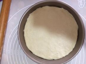 披萨饼底放入披萨盘内