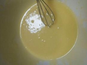 将玉米油  绵白糖  鸡蛋液充分搅拌均匀不用打发 （留少许鸡蛋液刷花生酥表面）