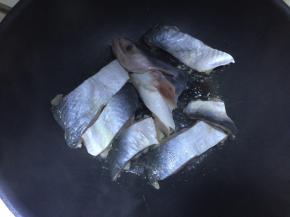 然后放入腌制好的巴沙鱼煎