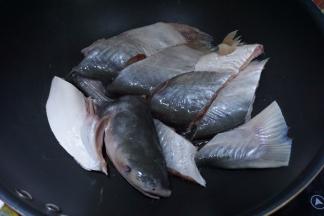 巴沙鱼洗净后放入油锅里煎