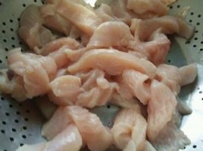 将鸡胸肉切成粗条  吃起来比较满足～