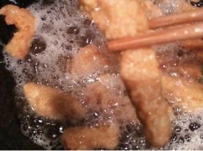 锅内放多一点的油  筷子放下去有小泡泡时就可以放鸡柳  要一根一根的放入  鸡柳颜色金黄就可以捞出了  有吸油纸的放吸油纸  没有的也没事  一根一根捞出就好了   蘸着海鲜酱或番茄酱很好吃哦