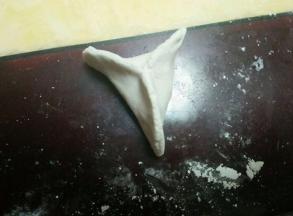 剩下的往两边折就出来了这样的三角形   也可以弄别的造型