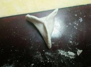 剩下的往两边折就出来了这样的三角形   也可以弄别的造型