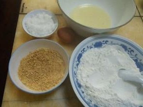准备以上材料哦～花生仁放入烤箱150度烤个10分钟  拿出来放袋子里用擀面杖压碎（稍微有点颗粒感  ）面粉过筛～