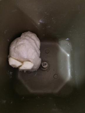 面粉揉成团后加入黄油