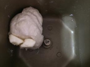 面粉揉成团后加入黄油