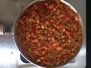 加入2勺番茄酱，少许糖和盐调味，加20克清水，烧至收汁即可