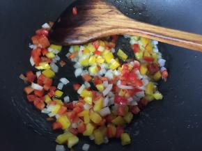 再放入切碎的黄红彩椒炒