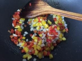 再放入切碎的黄红彩椒炒