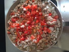 加入番茄粒炒至浓稠状态