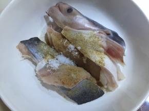 巴沙鱼洗净后用厨房纸擦干水分装碗里加入盐和胡椒粉拌匀后盖上保鲜膜放入冰箱冷藏半小时