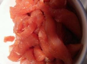 放入酱油 盐  黑胡椒粉  料酒腌制一个小时