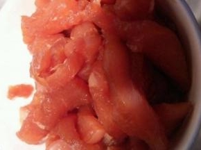 放入酱油 盐  黑胡椒粉  料酒腌制一个小时