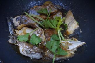 翻面，烧至收汁后加入芹菜继续盖上锅盖烧1分钟