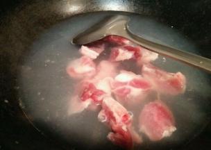 排骨冷水下锅焯去血沫  洗净
