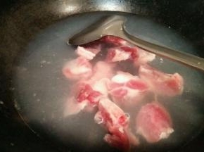 排骨冷水下锅焯去血沫  洗净