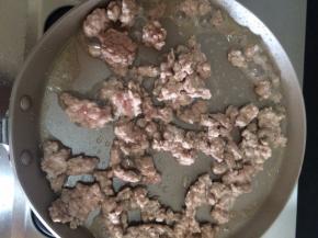 热锅下油，把肉末炒散