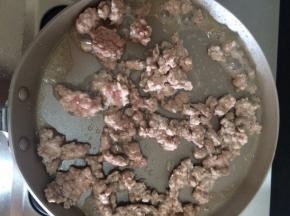 热锅下油，把肉末炒散