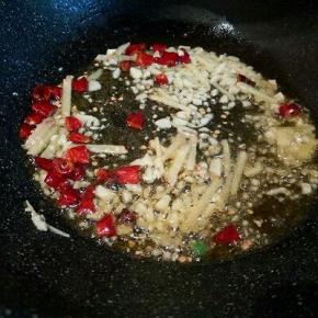 炒香生姜，蒜，干辣椒，大料，盛盘，