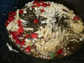 炒香生姜，蒜，干辣椒，大料，盛盘，