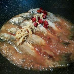 加生抽，料酒，糖调味，加适量水，大火煮开，开中小火炖至入味