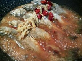 加生抽，料酒，糖调味，加适量水，大火煮开，开中小火炖至入味