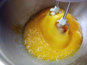 室温的全蛋打入盆中，加细砂糖打发