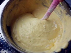 分2-3次筛入低筋粉，以底部翻拌的方式拌匀