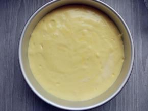 倒入八寸圆模，轻震出气泡