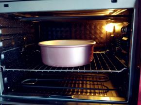 入烤箱中层，上下火180度烤35-40分钟