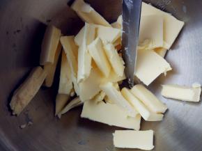 烤蛋糕胚的同时，制作意式奶油霜。
将黄油切小块，室温软化