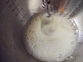 趁加热糖浆的时候，蛋清加细砂糖打发到六七分发的状态