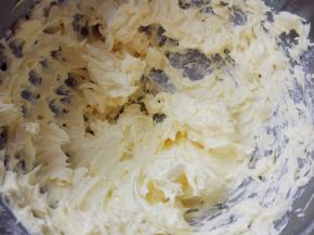 一开始会出现水油分离的豆腐渣状，持续打发后形成如图的蓬松顺滑状态，意式奶油霜就做好了，放在一边备用