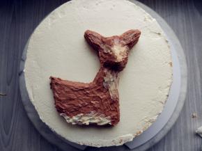 用原色的奶油霜晕染眼部和胸前的皮毛