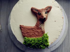 抹茶粉调色的奶油霜装入蒙布朗裱花嘴，在腹部挤出被压弯的草叶