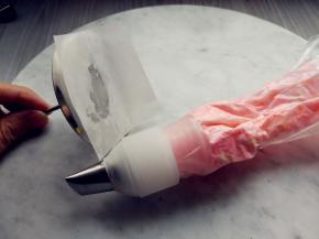 同样调出其他花色，用不同花嘴挤出不同花型和叶子形状，放入冰箱冷冻至凝固。这个过程因为忙着出门接孩子，忘记拍了。