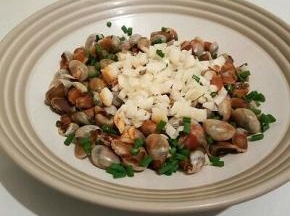 放蒜泥，葱，生抽，盐，