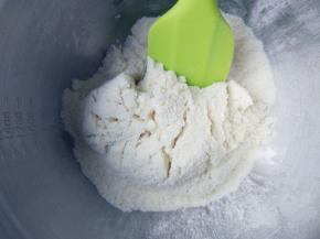 杏仁粉与糖粉拌匀过筛（混合物为tpt）。杏仁粉不要单独过筛，会出油。用马卡龙专用杏仁粉会提高成功率。