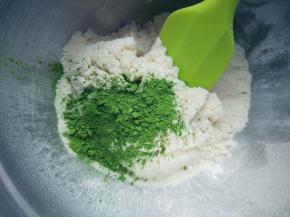 倒入抹茶粉，拌匀