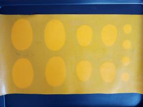 按照设想的大小，将纸折叠后剪成大小一致的纸片，放在硅胶垫和烤盘之间