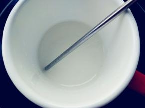 细砂糖加水，倒入小口的搪瓷杯中，小火加热至118度离火，中途不要搅动。不粘杯壁能避免糖水反砂，用电陶炉加热比电磁炉均匀，操作时不要开吸油烟机，会使表面空气流动过快，温度不一致会反砂