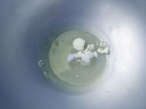 加热糖水的同时，将蛋清加蛋白粉，细砂糖混合。如果没有蛋白粉，可以将蛋清用保鲜膜盖住，入冰箱冷藏一晚，变成老化蛋白后使用。但是用蛋白粉更加方便。