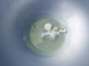 加热糖水的同时，将蛋清加蛋白粉，细砂糖混合。如果没有蛋白粉，可以将蛋清用保鲜膜盖住，入冰箱冷藏一晚，变成老化蛋白后使用。但是用蛋白粉更加方便。