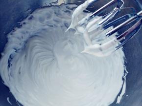 打发到硬性发泡状态