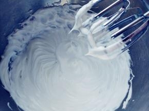 打发到硬性发泡状态