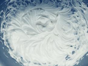 这时将达到温度的糖水，分五六次倒入打发的蛋清中，每次倒入不要浇到打蛋头上，每次高速打发至融合后，再倒入下一次，直至全部加完，并打出油漆般的光泽（蛋白霜）