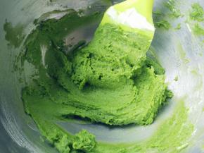 加入1/3蛋白霜，压拌至完全融合